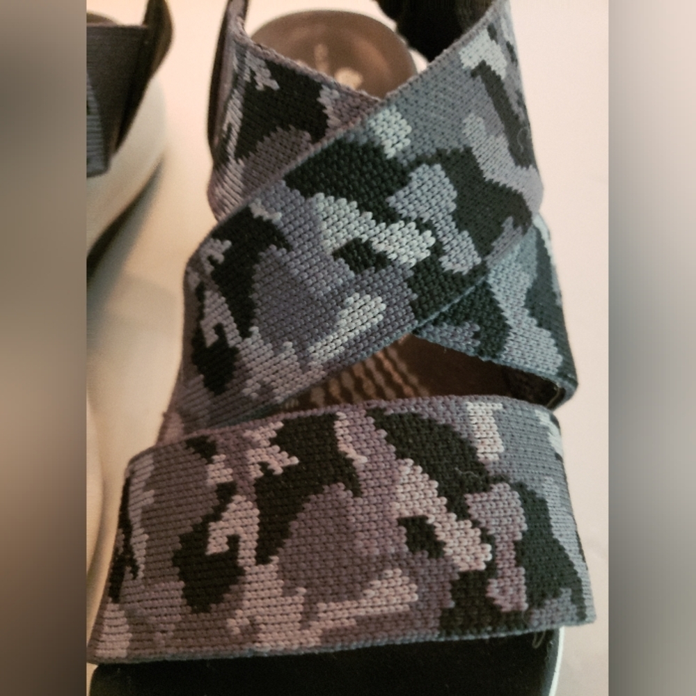 Clarks Cloudsteppers Sandals, Size 9m, not used, Camo Straps - Picture 2 of 11
